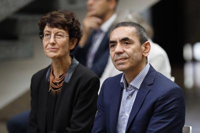 ?zlem T?reci und Ugur Sahin, die Gr?nder des Biotechnologie-Unternehmens Biontech, bei der Verleihung der Ehrendoktorw?-stock-foto