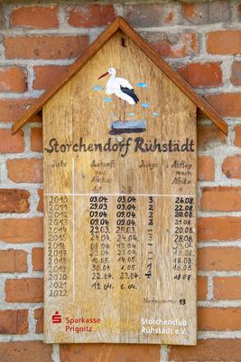 Storchendorf R?hst?dt in der Elbaue N?he Wittenberge im Lanskreis Prignitz - gesehen am 01.06.2021 *** Stork village R?h-stock-foto