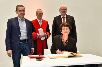 Die Mediziner Ugur Sahin und ?zlem T?reci (vorne) Gereon Fink, Dekan der Medizinischen Fakult?t der Universit?t K?ln und-stock-foto