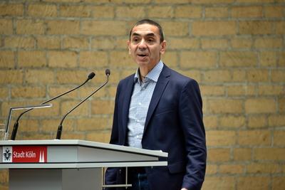 Der Mediziner Ugur Sahin redet bei K?ln ehrt die Biontech Gr?nder im Rathaus. Die beiden Forscher tragen sich in das Go-stock-foto