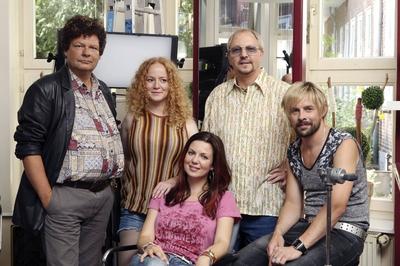 Ulrich B?hnk Laura Lo Zito Katrin Ingendoh Olli Dittrich und Klaas Heufer Umlauf beim Fototermin-stock-foto