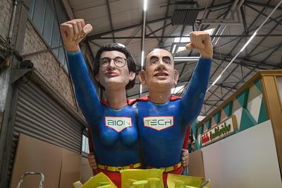 Ein Motivwagen mit den Biontech Gr?nder ?zlem T?reci und Ugur Sahin steht beim Richtfest des K?lner Rosenmontagszug 202-stock-photo