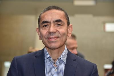 Der Mediziner Ugur Sahin - K?ln ehrt die Biontech Gr?nder im Rathaus. Die beiden Forscher tragen sich in das Goldene Buc-stock-foto