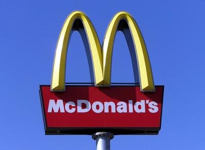 Bildnummer: 50032911  Datum: 12.10.2001  Copyright: imago/UlmerMc Donalds Werbeschild und Logo, Objekte , Symbolfoto; Schild, Schilder, M, McDonald, McDonalds, Donald, Schriftz?ge, Fastfood, Reklame, Reklameschild, Werbung,  Werbeschilder,; , quer, Kbdig, Einzelbild, Freisteller, Nahrungs- und Genussmittel, Wirtschaft, Schriftzug, Logos, Deutschland, Symbole-stock-foto
