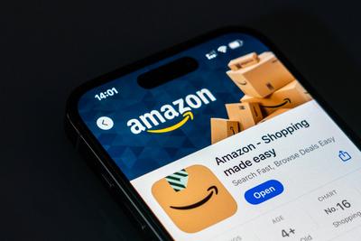 New York, USA - 20. Dezember 2024: Amazon Shopping-App auf dem Smartphone-Bildschirm mit Logo. E-Commerce-Anwendung, die eine breite Palette von Produkten und schnelle Lieferoptionen bietet-stock-foto