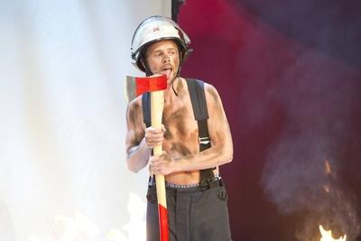 Klaas HEUFER UMLAUF Moderator als Feuerwehrmann verkleidet Wetteinsatz nach verlorener Wette pos-stock-photo