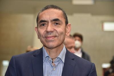Der Mediziner Ugur Sahin - bei K?ln ehrt die Biontech Gr?nder im Rathaus. Die beiden Forscher tragen sich in das Goldene-stock-foto
