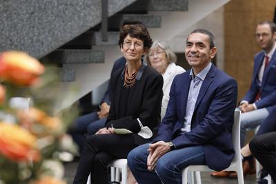 ?zlem T?reci und Ugur Sahin, die Gr?nder des Biotechnologie-Unternehmens Biontech, bei der Verleihung der Ehrendoktorw?r-stock-foto