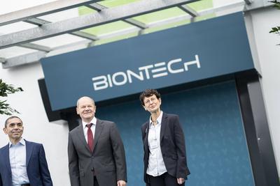Bundeskanzler besucht BioNTech anlässlich der baulichen Fertigstellung der Plasmid-Produktion in Marburg - Ugur Sahin, G-stock-foto