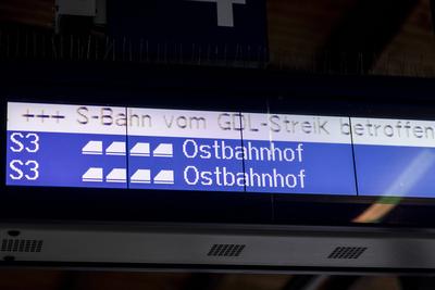 An einer Anzeigetafel der S3 steht - S-Bahn vom GDL-Streik betroffen. Heute ist der zweite Tag des Streiks der Lokfuehre-stock-foto