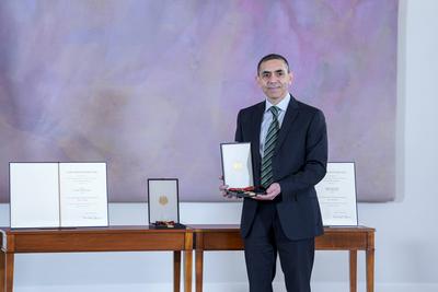 Berlin, Verleihung des Bundesverdienstkreuzes an Biontech-Gr?nder ?zlem T?reci und Ugur Sahin Verleihung des Bundesverdi-stock-foto