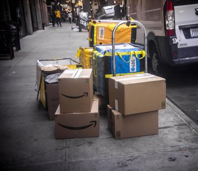 Package delivery in New York Unattended Amazon packages on the street in the Chelsea neighborhood of New York on Tuesday-stock-foto