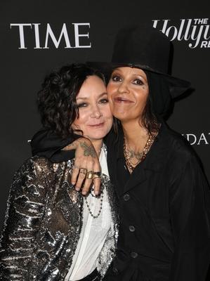 LOS ANGELES, CA - JANUARY 5: Sara Gilbert, Linda Perry, at the J/P HRO & Disaster Relief Gala hosted by Sean Penn at Wi-stock-foto