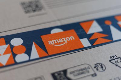 Amazon testet neue Geb?hren f?r verpackte Retouren.-stock-foto