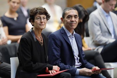 ?zlem T?reci und Ugur Sahin, die Gr?nder des Biotechnologie-Unternehmens Biontech, bei der Verleihung der Ehrendoktorw?r-stock-foto