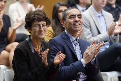 ?zlem T?reci und Ugur Sahin, die Gr?nder des Biotechnologie-Unternehmens Biontech, bei der Verleihung der Ehrendoktorw?-stock-foto