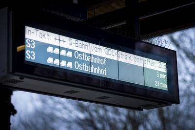 An einer Anzeigetafel der S3 steht - S-Bahn vom GDL-Streik betroffen. Heute ist der zweite Tag des Streiks der Lokfuehre-stock-foto