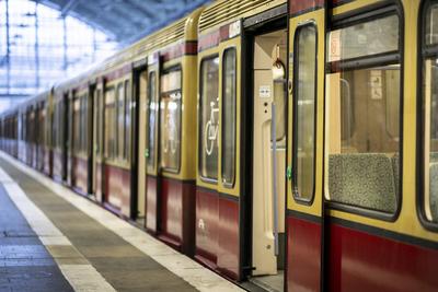 Eine leere S-Bahn steht am Ostbahnhof, hier ist heute die Endstation der S3. Heute ist der zweite Tag des Streiks der Lo-stock-foto