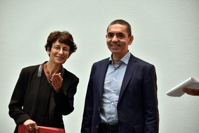 Die Mediziner Ugur Sahin (r) und ?zlem T?reci. K?ln ehrt die Biontech Gr?nder im Rathaus. Die beiden Forscher tragen sic-stock-foto