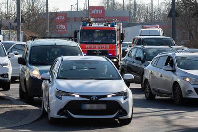 RECORD DATE NOT STATED A100-Br?ckensperrung: Rettungskr?fte stehen im Stau, Die Sperrung der A100-Br?cke in Berlin f?hrt-stock-foto