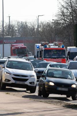 RECORD DATE NOT STATED A100-Br?ckensperrung: Rettungskr?fte stehen im Stau, Die Sperrung der A100-Br?cke in Berlin f?hrt-stock-foto