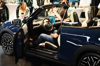 Fahrzeug - Enth?llung, Pr?sentation bei Mini vom neuen Cabrio in Regensburg. Die vierte Generation des MINI Cooper Cabri-stock-foto