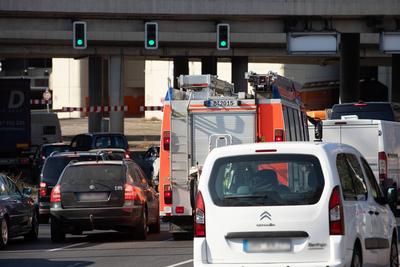 RECORD DATE NOT STATED A100-Br?ckensperrung: Rettungskr?fte stehen im Stau, Die Sperrung der A100-Br?cke in Berlin f?hrt-stock-foto