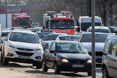 RECORD DATE NOT STATED A100-Br?ckensperrung: Rettungskr?fte stehen im Stau, Die Sperrung der A100-Br?cke in Berlin f?hrt-stock-foto