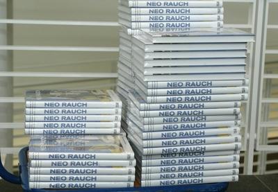 B?CHER zur GROSSEN SOMMERAUSSTELLUNG des K?nstlers Neo RAUCH im Frieder Burda Museum in Baden-Baden - Offizielle Er?ffn-stock-foto