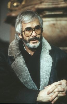 Hartmut Griesmayr 01/88 ru Regie TV Fernsehen Mann grauhaarig Bart Brille leger Mantel hoch halb H?nde neutral-stock-foto