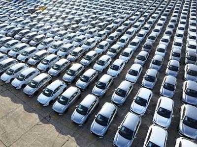 China, Autos warten auf Export im Containerhafen Lianyungang  Lianyungang Port Vehicles LIANYUNGANG, CHINA - OCTOBER 31,-stock-foto