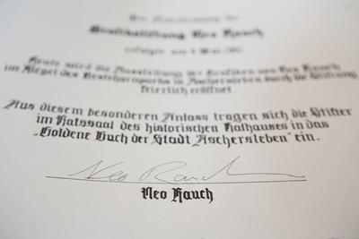 010612 Ascherleben Sachsen Anhalt , Er?ffnung Grafikstiftung Neo Rauch , Eintrag ins Goldene Buch der Stadt im Rathaus-stock-foto