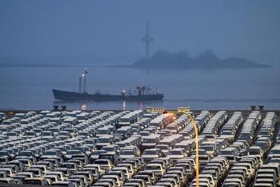 Stellfl?che f?r Import Fahrzeuge, hunderte von Hyundai Ioniq, Elektro Autos, warten auf den Weitertransport, Schiff auf-stock-foto