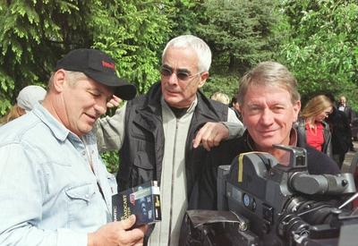 Schauspieler Heinz Hoenig, Regisseur Hartmut Griesmayr und Kameramann Charly Steinberger (v.l.) unterhalten sich am Ran-stock-foto
