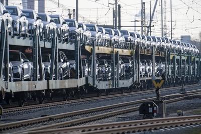 Autozug, Güterzug auf dem Weg in das Auto-Terminal im Seehafen Bremerhaven, Deutsche Neuwagen für den Export nach Überse-stock-foto