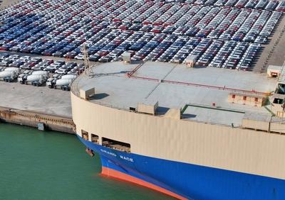 Yantai Port Vehicles Export-stock-foto