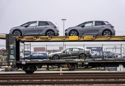 Frachtzug, Autotransporter bringt Neuwagen aus Deutschland, zum Export per Schiff, in den Hafen von Cuxhaven, RoRo-Autov-stock-foto