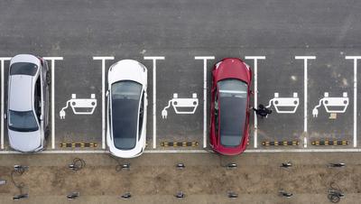 Tesla Giga Factory Gruenheide Gruenheide, 24.09.2022 - Luftbild - Ladestationen fuer E-Autos an der Tesla Gigafactory in-stock-foto