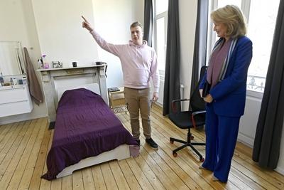 Queen Mathilde visits the Maison Auton'Home-stock-foto