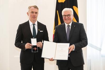 Bundespraesident Frank-Walter Steinmeier verleiht den Verdienstkreuz des Verdienstordens der Bundesrepublik Deutschland-stock-foto