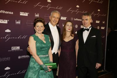 1101/ Stanislaw Tillich (Ministerpr?sident von Sachsen) mit Gattin Veronika und Maler Neo Rauch mit Gattin Rosa Loy. Zum-stock-foto