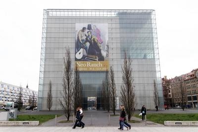 Maler Neo Rauch - Begleiter. Ein Transparent zur Ausstellung Begleiter von Neo Rauch h?ngt am 16.04.2010 an der Fassade-stock-foto