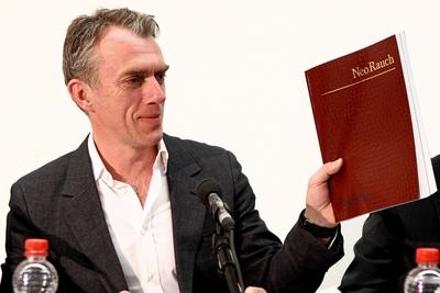 Maler Neo Rauch ( GER ) w?hrend der Auftakt-Pressekonferenz zu seiner Ausstellung Begleiter am 16.04.2010 im Museum der-stock-foto