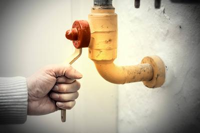 IMAGO Nature: Unsere Erde, Energiequellen, Erdgas Hand dreht am Gashahn *** Hand turns the gas tap-stock-foto