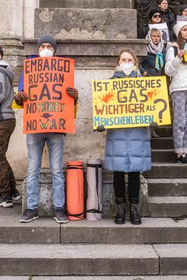 Solidarität mit der Ukraine Demonstration München Teilnehmer*in mit Schild zum Thema, Sanktionen gegen Russland. Am 9. A-stock-photo