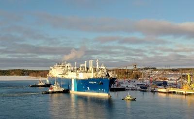 News Themen der Woche KW52 News Bilder des Tages Finnland, LNG-Spezialschiff FSRU Exemplar l?uft in den Industriehafen v-stock-foto