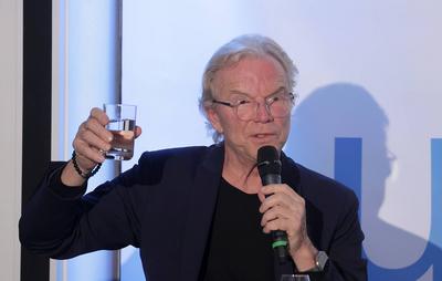 Charity-Talk, Unterhaltung am Meer zugunsten von UNICEF, Jubilaeum 20 Jahre Moderator und Saenger Wolfgang Lippert Timme-stock-photo