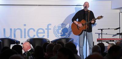 Charity-Talk, Unterhaltung am Meer zugunsten von UNICEF, Jubilaeum 20 Jahre, Musiker Thias Timmendorfer Strand *** Chari-stock-photo