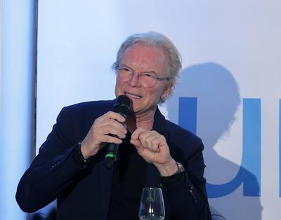 Charity-Talk, Unterhaltung am Meer zugunsten von UNICEF, Jubilaeum 20 Jahre Moderator und Saenger Wolfgang Lippert Timme-stock-photo