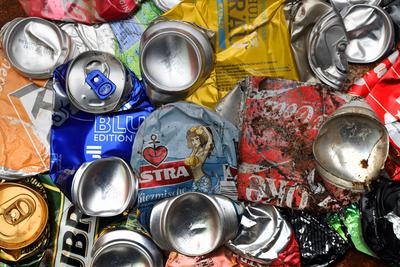 Blechdosen GER, Deutschland, 20211007, Symbolbild Blechdosen Abfall *** tin cans GER, Germany, 20211007, symbol picture-stock-photo
